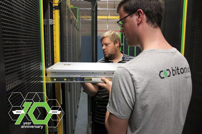 Bitonic medewerkers onderhouden de servers in een datacenter